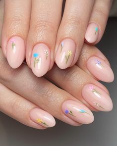 | So cute and dainty! 🫶🏻 Prep | @officialnavyprofessional @willowacademy_lj Created using | @the_gelbottle_inc Topped with @lunuluxe |… | Instagram Flower Nails Minimalist, Minimal Flower Nail Design, Easy Floral Nail Designs, Minimal Floral Nails, Dainty Flower Nail Art, Minimalist Nails Flower, Dainty Nail Ideas, Dainty Floral Nails, Garden Party Nails