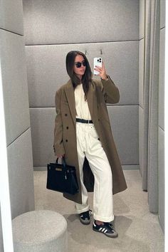 30+ Chic Business Casual Work Outfits with Sneakers That Perfectly Blend Comfort and Style White Jeans Outfit, Trench Coat Outfit, Trendy Outfits Winter, Chic Coat, Effortlessly Chic Outfits