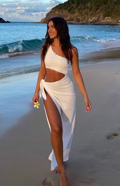 The Dream Girl Maxi Dress White. Head online and shop this season's latest styles at White Fox. Express delivery and AfterPay available. Holiday Pics To Recreate, Tenerife Holiday Outfits, Bali Inspo Outfits, Bali Vibes Outfit, Holiday Ig Pics, Hot Beach Outfits Women, Summer Holiday Pics, Hawaii Ig Pics, Holiday Pictures Instagram