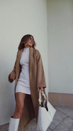 Fall Outfits Bar Night, Cute Outfits Minimalist, Women’s Winter Dress Outfits, Short Bodycon Dress Outfit, Kelsey Floyd, Tan Peacoat, Outfit Chic, Stil Elegant, Paris Outfits