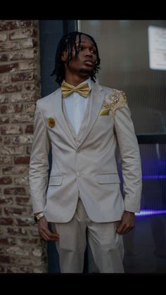 champagne color prom suit Hollywood Hoco Theme Outfit Men, Suits Men Prom Ideas, Champagne Prom Suit, Poses For Suit Men, Brown Prom Suits For Black Men, White And Gold Prom Suit, Hoco Suit Ideas, Gold Suit Prom, Khaki Prom Suit