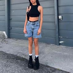 Bermuda Shorts Outfit Street Styles, Outer Outfit, Bermuda Shorts Outfit, Famous Outfits, Denim Chic, Fashion Victim, Causual Outfits, Spring Fashion Trends