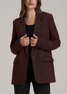 Elegant blazers often come in timeless colors that exude sophistication. Neutral shades such as black, navy, beige, and white are common choices, allowing the blazers to be versatile and easy to style. These colors complement a variety of outfits and occasions, from formal business meetings to evening events. Purple Blazer Outfit, Scrubs Dress, Cozy Sleepwear, Blazer For Women, Best Blazer, Fall Denim