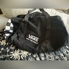 Never Used Van Accessories, Vans Black And White, Weekend Bag, Vans Black, Vans Off The Wall, Black Bag, Womens Vans, Weekender Bag, Kids Accessories