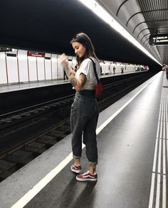 Vans Aesthetic Outfit, Vans Outfit Womens, Uni Outfits Australia, Estilo Vans, Red Checkered Vans, Vans Ultrarange, Outfit Retro, Vans Outfit, Vans Style