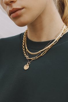 20” Necklace, Snake Chain Necklace Layering, How To Style Chain Necklace, Layering Necklaces Outfit, Stacking Necklaces Gold, Chunky Chain Necklace Outfit, Silver And Gold Necklace Layering, How To Stack Necklaces, Stacked Jewelry Necklaces