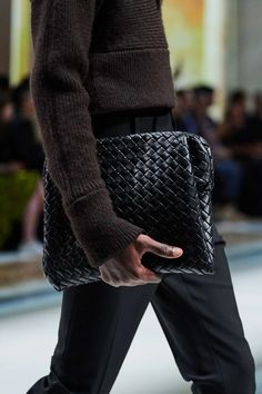 Bottega Veneta /2020 fall/ Bottega Veneta 2020, 2020 Runway, Oversized Clutch, Bag Obsession, Style Inspiration Fall, Fashion 2020, Knit Fashion, Vogue Paris