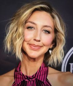 Heidi Gardner Hair, Heidi Gardner Short Hair, Heidi Gardner, 1990s Hair, Asymmetrical Hair, Angled Bobs, Asymmetrical Hairstyles, Snl, Hair Today