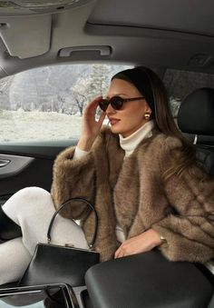 How To Dress 'Old Money' On A Budget: Fall & Winter [2024] Old Money Winter, Fur Outfit, Ski Club, Winter Fashion Outfits Casual, Cozy Winter Outfits, Winter Chic, Mode Inspo, Outfit Inspo Fall, Professional Outfits