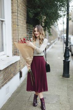 Find More at => http://feedproxy.google.com/~r/amazingoutfits/~3/LQGAmemVLjE/AmazingOutfits.page How To Wear A Pleated Skirt, Pleated Skirt Outfit Ideas, Winter Hijab, Rok Midi, Pleated Skirt Outfit, Spring Work Outfits, Rock Outfit, Inspired Outfits, Street Style Looks