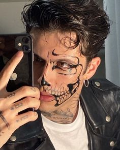 Mens Halloween Outfit, Mens Skull Makeup, Halloween Costumes Masc, Men Makeup Halloween, Man Halloween Makeup, Face Paint Skull, Man Skull Makeup, Halloween Makeup For Men, Guys Halloween Makeup