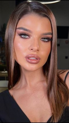 Club Makeup, Long Shiny Hair, The Best Makeup, Brunette Woman, Makeup Pictures, Makeup For Green Eyes