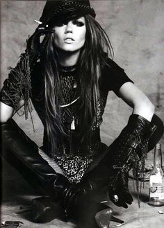 Mode Edgy, Fashion Fotografie, Edgy Boho, Boho Rock, Mode Editorials, Outfit Essentials, Rock N Roll Style, Photographie Portrait Inspiration, Look Rock