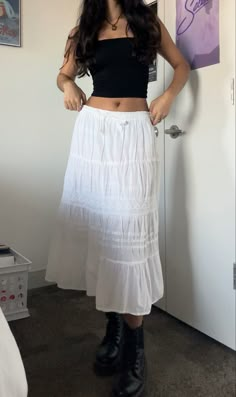 Long Flowy White Skirt, Float Skirt Outfits, White Flowy Skirt Outfit, Flowy Skirt Outfit, White Flowy Skirt, Coquette Skirt, White Skirt Outfits, Feminine Clothes, Skirt Outfit Summer