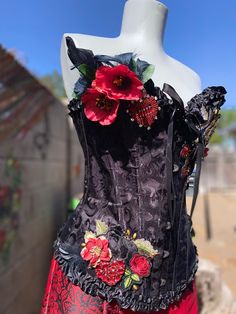 Dia de los Muertos Catrina Corset (S, M, L , XL, XXL and XXXL).  Custom corset ! Deadly dapper dark! Beautiful beaded patches, feathers and embroidered rose patches adorned with flowers and gems.      Made to order ! Each one is different !  Corset only!  Message for custom corsets! Dia De Los Muertos Costumes For Women, Catrina Costume, Custom Corsets, Rose Patch, Flower Costume, Black Corset, Women's Costumes, Costumes For Women, Sugar Skull