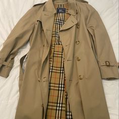 Mens Burberrys Tan Trench Coat - Size 42 Long Burberry Aesthetic Men, Burberry Trench Coat Outfit Men, Burberry Trench Coat Outfit, Burberry Trench Coat Men, Burberry Aesthetic, Burberry Clothes, Trench Coat Burberry, Tan Trench Coat