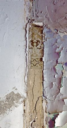 an old wall with peeling paint and chipped paint on it's sides, including the floor