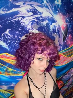 purple curly short hair aesthetic indie grunge colorful pastel alternative graphic makeup eyeliner unisex androgynous clothing fashion jewelry selfie photography girl ideas looks inspo Curly Short Hair Aesthetic, Curly Purple Hair, Short Hair Aesthetic, Jewelry Selfie, Androgynous Clothing, Short Purple Hair, Curly Short Hair, Curly Short, Graphic Makeup