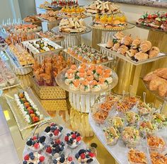 High Tea Buffet Table, Posh Buffet Food Ideas, Engagement Party Appetizer Ideas, Brunch Setup Ideas, Catering Food Displays, Lake Food Ideas, Wedding Buffet