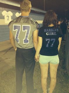 Football girlfriend shirt! Cute Football Girlfriend Outfits, Football Girlfriend Outfits, Football Girlfriend Shirts Ideas, Boyfriend Football Shirts, Football Relationship Goals, Football Gf, Football Girlfriend Shirts, Football Relationship, Girlfriend Outfits