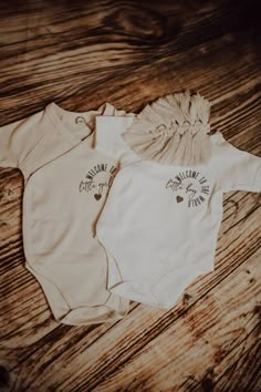 Newborn Shirts, Idee Cricut, Cricut Baby, Baby Gift Box, Baby Diy, Baby Body, Cricut Design, Baby Toddler