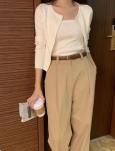 Casual Work Outfits Women, Business Professional Outfits, Fest Outfits, Business Attire Women, Beige Outfit, Stylish Work Attire, Business Casual Outfits For Work, Casual Day Outfits, Elegante Casual