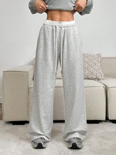 Gray Sweatpants Women, Women’s Joggers, Wide Legged Sweatpants Outfit, Uncuffed Sweatpants, Airport Outfit Leggings, Good Sweatpants, Cheap Sweatpants, Nike Sweatpants Women, Light Gray Sweatpants