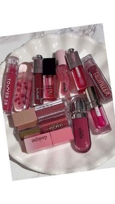 me gusta las cosas rosa es algo de pequeña  l love you Sephora Skin Care, Lip Gloss Collection, Gloss Labial, Lip Oil, Aesthetic Makeup, Lip Care