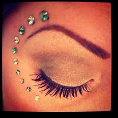 Pre Promo, Mardi Gras Makeup, Make Up Glam, Jewel Makeup, Nail Room Ideas, Glitter Bar