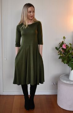 Kale Green Dinner Attire, Mary Dress, Pregnant Model, Outfit Elegant, Easy Wedding, Work Uniform, Tasmania Australia, Elegant Scarves, Elegant Dinner