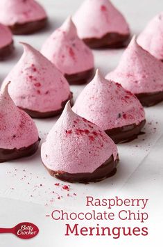 raspberry chocolate chip meringues are arranged in rows