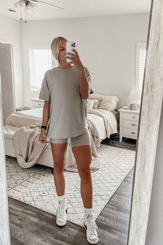 Summer Grey Outfits, Whitney Simmons Workout Outfits, Gym Outfit Neutral, Workout Outfits Tshirt, Exercise Sets Outfit, Gym Shorts For Women Outfit, 2023 Comfy Outfits, Women’s Gym Fashion, Working At A Gym Outfit