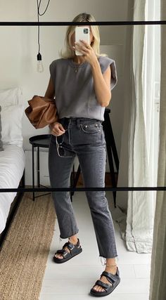 Black Jeans Outfit Buisness Casual, Cold April Day Outfit, Grabbing Drinks Outfit, Effortless Edgy Style, Family Dinner Outfit Summer, Queer Dressy Outfits, Elegantes Outfit Damen, Look Retro, Mode Casual