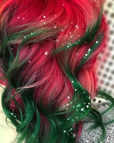 Red And Green Dyed Hair, Green To Red Hair, Christmas Hair Colour Ideas, Red And Green Hair Christmas, Red And Green Hair Color Ideas, Red And Green Hair Split, Christmas Hair Dye Ideas