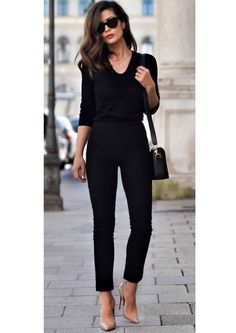 9 outfits negros para cualquier evento de aquí a Fin de Año Job Interview Outfit, Style Parisienne, Mode Tips, French Women Style, Paris Chic, Street Style Parisian, Summer Work Outfits, Interview Outfit, Paris Street Style