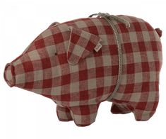 Un style de Noël classique mis à jour avec de nouveaux tissus. Les cochons peuvent être utilisés partout dans la maison pour la décoration de Noël - mélangez-les avec des lutins Pixy ou vos autres objets de Noël préférés. Taille: SMALL Hauteur: 16 cm Âge: ALL AGES Lavage: 30°C Matière: Lin / Rayon Rembourrage: Polyester recyclé / PE Pellets Toddler Bath Time, Pig Decor, Christmas Atmosphere, Rabbit Baby, Home For Christmas, Red Checkered, Tree Shop, Christmas Style, Felt Decorations