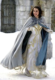 This is perfect.  The first time it snows after Eristar is actually 'out in the world' she will love it. Young Women Outfits, Wedding Cloak, Stile Hijab, Fantasy Dresses, Queen Dress, Medieval Dress