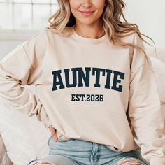 Custom Auntie Sweatshirt, Personalised Aunt Sweater, Baby Pregnancy Announcement Sweat, Auntie Announcement Sweat, Gift Aunt Birthday Sweat 🌟 **Welcome to RaindropartsDesign 🌟 **Product Details Our sweatshirts are designed for durability and comfort, featuring high-quality materials and double-needle stitching. 👕 Unisex sizing for a relaxed fit 💫 Cozy blend of 50% cotton and 50% polyester 🔄 Reinforced with double-needle stitching for extra strength Our sweatshirts use the DTF (Direct to Film) printing technique, ensuring vibrant and long-lasting designs. **How to Order 1️⃣ Check out our product photos for all available options. 2️⃣ Choose your size and color from the dropdown menus. 3️⃣ Customize with your chosen text color. 4️⃣ Specify the quantity needed. 5️⃣ Click "Add to Cart" to Aunt Baby Announcement, Auntie Announcement, Aunt Baby, Baby Pregnancy Announcement, Baby Aunt, Aunt Birthday, Baby Pregnancy