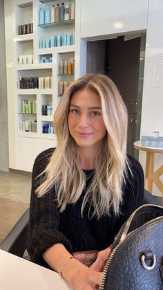 DE GROOTSTE HAARTRENDS VAN HERFST 2022 BRENGEN HET DRAMANa een hete en zweterige zomer kunnen we naar de herfst kijken als een kans om weer meer experimenteel met ons haar te worden zonder bang te... Summer Blonde Hair, Balayage Blonde, Dirty Blonde Hair, Blonde Hair Inspiration, Blonde Hair Shades, Blonde Hair Looks, Hair Shades