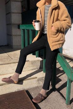 Birkenstock With Socks Outfit, Birkenstock Fall Outfit, Birkenstock Street Style, Clogs With Socks Outfit, Clogs Outfit Winter, Birkenstock Outfit Winter, Birkenstock Outfit Fall, Birkenstock Outfit Summer, Birkenstock Clogs Outfit