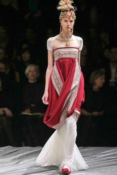 Alexander McQueen wedding dress...if I were ever to get married again, which I won't. Alexander Mcqueen 2008 Fall, Regency Runway Fashion, Alexander Mcqueen Wedding Dresses, Tree Autumn, Style Analysis, Dresses Western, Star Wars Fashion, Silk Tulle, Red Gowns