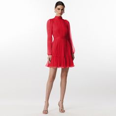 Elegant short dress in red Hermes silk. It has pleats, a bow at the back and a marked waist, making it a modern and sophisticated piece of clothing. The high collar and long sleeves add an elegant and refined air, and the tight fit beautifully accentuates the figure. The silk dress with back bows offers a sophisticated and elegant look for special occasions 100% silk Dry clean Only Short Red Silk Dress, Red Silk Dress Short, Elegant Short Dress, Hermes Silk, Elegant Dresses Short, Red Silk Dress, Dress Medium, Blazer With Jeans, Red Silk