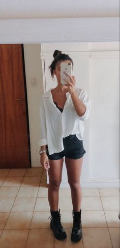 How To Style Bralettes Outfits Casual, Brallete Outfit Casual, Outfits Verano 2022, Outfit Verano 2022, All Black Summer Outfits Casual, Styling Bralettes Outfits Casual, Milipilis Outfit Verano, Short Jeans Outfit Summer, Black Jeans Shorts Outfit