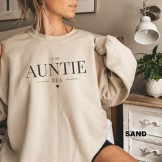 Tante Sweatshirt, in meinem Tante Era Sweatshirt, in meiner Tante Era, Tante Era, Eras Tour Sweatshirt, Tante Era Shirt, coole Tante Sweatshirt. Ebenfalls erhältlich: Verlobte Ära Engagierte Ära Braut-Ära Frauenzeitalter Wifey Ära Verlobte Ära Verlobte Ära Geschiedenen Ära Single Era Magere Ära Party Ära Mom Ära Tante Era Tante Era Oma Ära Große Schwester Ära Baddie Ära Kumi-Ära Kontaktieren Sie uns bei Sonderwünschen! Bestimmte Farben passend zum Hochzeitsthema oder zu Farben für den Junggesell Obgyn Nurse, Auntie Sweatshirt, Aunts Birthday, Sister Of The Groom, Gift For Aunt, Doctor Gift, Gildan Sweatshirts, Aunt Gifts