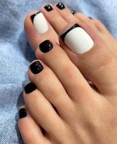 Não só as mãos merecem ser cuidadas, as unhas dos pés raramente ficam visíveis, mas isso não é motivo para deixá-las esquecidas! O post 3 ideias elegantes e simples de unhas para ter os pés mais lindos! apareceu primeiro em Informe Brasil. Spring Toe Nail Designs, Black Toe Nails, Simple Toe Nails, Pedicure Designs Toenails, Nail Painting, Acrylic Toe Nails