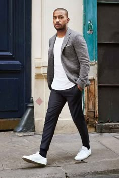 Casual Look für Männer mit Stil, die immer gut aussehen möchten Mens Fashion Winter, Blazer Outfits Casual, Smart Casual Work Outfit, White Sneakers Men, Smart Casual Wear, Oxford Shirts