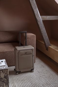 The NORTVI Front Pocket suitcase is equipped with an integrated water-resistant front pocket so you can easily bring a laptop up to 16 inch, tablet and travel accessories. Visit NORTVI.com to discover our sustainable and premium travel gear collection. #NORTVI #NORTVIcabin #Cabin #Carryon #Travel #TravelCompanion #Luggage #Suitcase #Design #Koffer #Handbagage #Bagage #Architecture Travel Companion, Hand Designs, Travel Gear, Lifestyle Photography