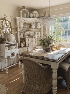 Shabby Chic Dining Delight Shabby Chic Dining Room, Hosting Tips, French Country Living, Primitive Home Decor, Cottagecore Home, Shabby Chic Dining, Dining Room Cozy, French Country Living Room, Chic Interior Design