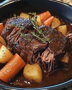 SIMPLE CHUCK ROAST Slow Cooked Chuck Roast, Couple Recipes, Sliced Carrots, Couples Recipes, Garlic Beef