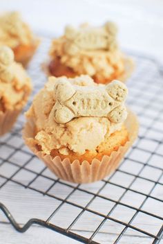 there are cupcakes that have been made to look like dogs and bones on them